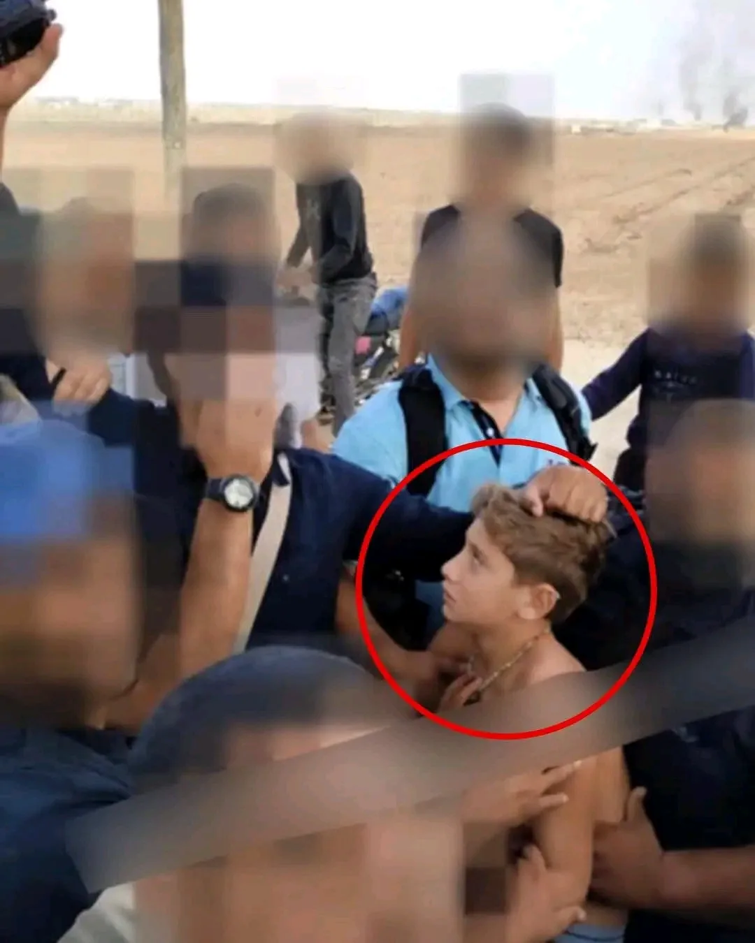 7 de octubre de 2023.

Terroristas de Hamás secuestrando a Yagil Yaakov, de 12 años, después de asesinar a su padre en su casa, en el kibutz Nir Oz.

No olvidamos.

No permitiremos que el mundo lo olvide.